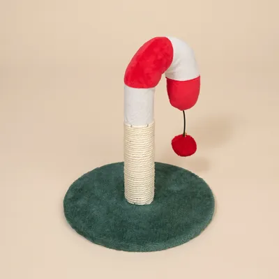 Kratzbaum mit grünem Teppichboden, Sisalstamm und rot-weissem Plüschbogen mit hängendem rotem Ball.