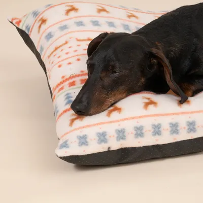 TIAKI Kuschelkissen mit nordischem Wintermuster