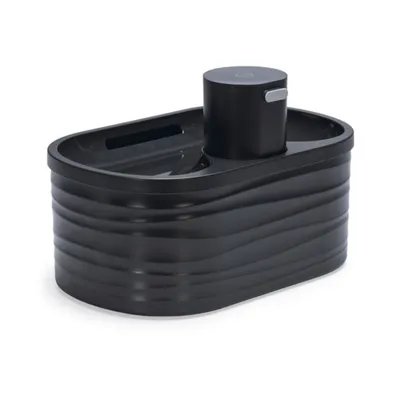 Fontaine à eau noire en plastique avec bouton sur le dessus, forme ovale et surface ondulée. Marque visible : none.