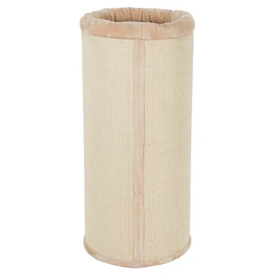 Cylinderformet kradsetønde i beige sisal og blødt stof, synlige sømme langs siderne og polstret kant foroven og forneden.