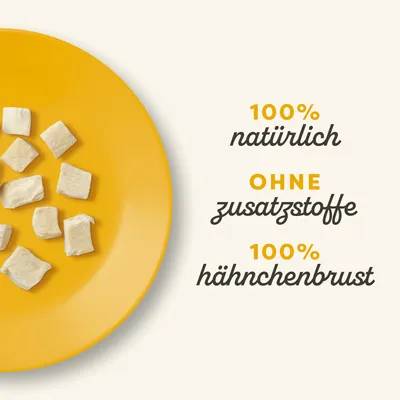 100% natural, fără aditivi, 100% piept de pui. Farfurie galbenă cu bucăți mici de piept de pui.