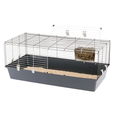 Kleintierkäfig mit Metall-Gitterwänden, grauer Kunststoffwanne, Heuraufe und zwei aufklappbaren Türen. Innen mit Einstreu gefüllt.