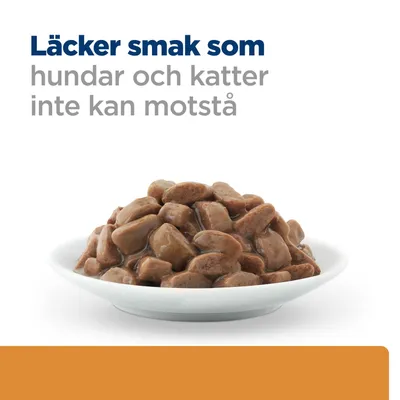 Skål med bruna köttbitar i sås. Text: Läckra smaker som hundar och katter inte kan motstå. Skål med bruna köttbitar i sås. Text: Läckra smaker som hundar och katter inte kan motstå.
