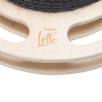 Designed by Lotte Balle en bois pour chat Baya Designed by Lotte Balle en bois pour chat Baya