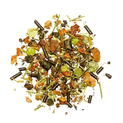 Mix van gedroogde groenten, kruiden, bladeren en zwarte brokjes, los gestrooid op een witte achtergrond. Geen merknaam of verpakking zichtbaar.
