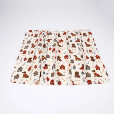 Coperta con motivo colorato di casette per cani, cani, ossa e foglie su sfondo bianco. Coperta con motivo colorato di casette per cani, cani, ossa e foglie su sfondo bianco.
