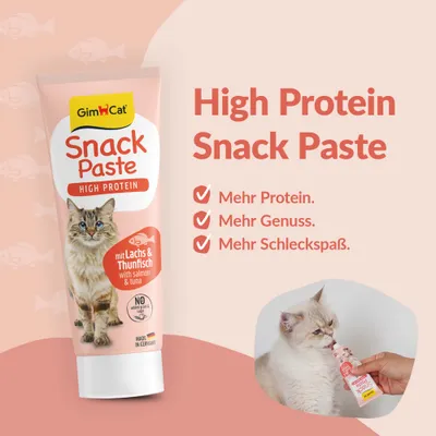 GimCat Snack Paste High Protein mit Lachs & Thunfisch. Mehr Protein, mehr Genuss, mehr Schleckspaß. Ohne Getreide und Zuckerzusatz. Made in Germany. Katze leckt an Tube.