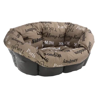 Bruin hondenbed met zwarte onderkant, bedrukt met stadsnamen zoals Paris, London, New York, Hong-Kong, Tokyo en Sydney in witte en zwarte letters.