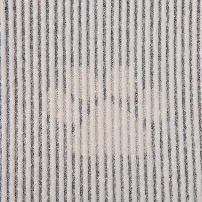 Nahaufnahme eines gestreiften Textilmusters in Weiss und Grau, möglicherweise Materialbeschreibung für ein Produkt.