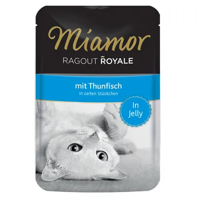 Miamor Ragout Royale tonnikalalla, mureina paloina hyytelössä. Pakkauksessa makaa kissa.