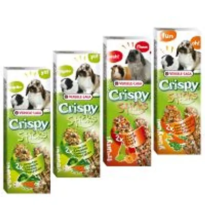 Fyra förpackningar Versele-Laga Crispy Sticks med bilder på marsvin och kaniner. Synlig text: '2x', olika smaker visas med grönsaker och frukt på förpackningarna.