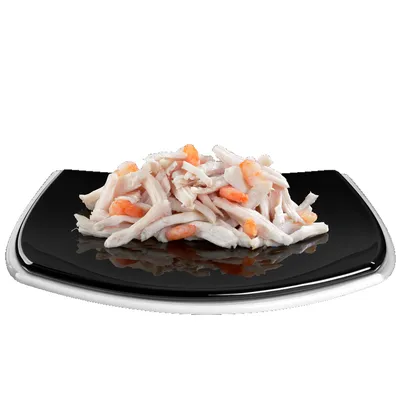 Frische, zerkleinerte Hühnerstreifen und Garnelen auf einem schwarzen Teller, präsentiert als hochwertiges Tierfutter.