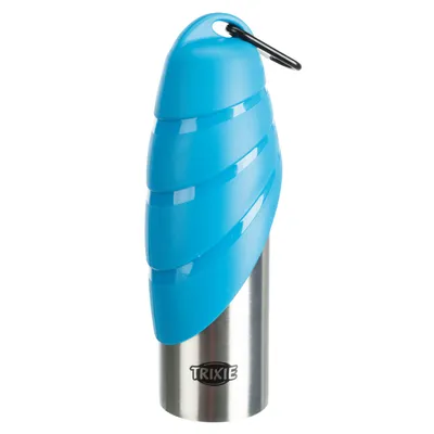 Gourde en inox avec couvercle bleu en plastique, mousqueton noir et logo Trixie visible sur le bas du produit.