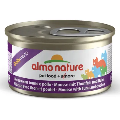 Консерва almo nature Daily Menu, mousse with tuna and chicken, pet food + amore. Видны разноцветные силуэты кошек на упаковке.