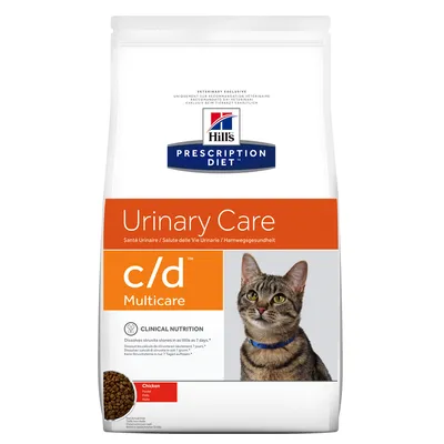 Hill's Prescription Diet Urinary Care c/d Multicare Chicken -kuivaruoka kissalle, oranssi ja valkoinen pakkaus, kuvassa ruskearaidallinen kissa