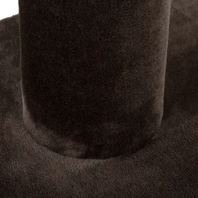 Детайл на кафява плюшена повърхност и цилиндрична стойка, вероятно част от котешко дърво или мебел за домашни любимци.