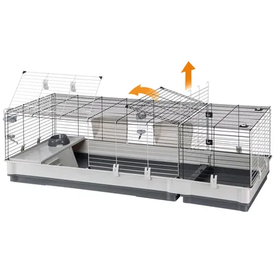 Klec pro malá zvířata s plastovým dnem, kovovými mřížemi, dvěma otevíracími víky, miskou a napáječkou uvnitř. Oranžové šipky ukazují směr otevírání horních dvířek.