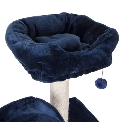 Kattenmand bovenop een krabpaal, bekleed met donkerblauwe pluche stof en voorzien van een bungelende pluche bal als speeltje.