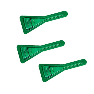 Trzy zielone plastikowe pipety w kształcie trójkąta, każda w oddzielnym blistrze. Widoczne bez etykiet i napisów.