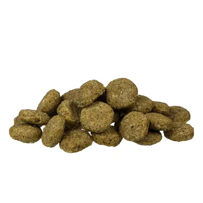Montón de croquetas redondas marrones de pienso seco. Imagen del producto sin embalaje.