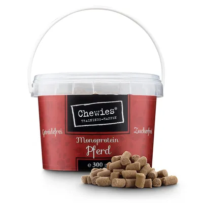 Ведёрко Chewies Trainings-Happen Monoprotein Pferd 300 г, надписи: Getreidefrei, Zuckerfrei. На переднем плане видны гранулы лакомства.