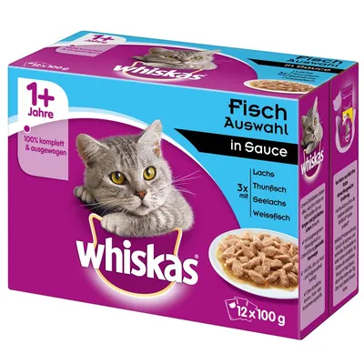Whiskas Fisch Auswahl in Sauce, 12×100 g kapsiček, losos, tuňák, treska, bílá ryba. Pro kočky od 1 roku. Text: 100% komplett & ausgewogen. Obraz misky s krmivem a šedé kočky.