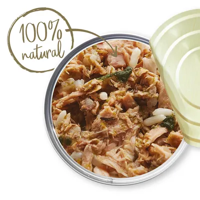 Otevřená konzerva s masem a zeleninou, viditelný nápis '100% natural' na obrázku.