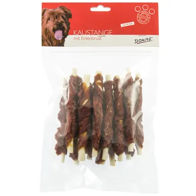 Опаковка с дъвчащи пръчици за кучета, марка Dokas. Видим текст: KAUSTANGE mit Entenbrust, само 4% мазнини. Прозрачен плик с няколко пръчки, увити в месо.