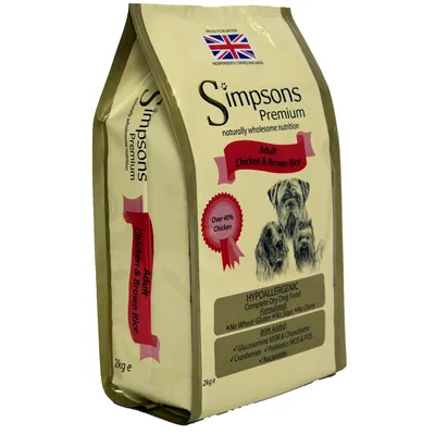 Simpsons Premium Adult Chicken & Brown Rice, over 40% chicken, hypoallergenic tørfoder til hunde, uden hvede, gluten, soja og mejeriprodukter, 2 kg pose. Britisk flag synligt.