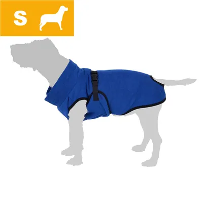 Hund iført blå jakke med sort kant og spænde, størrelse S vist i gul felt med hvid hundesilhuet og bogstavet S øverst til venstre.