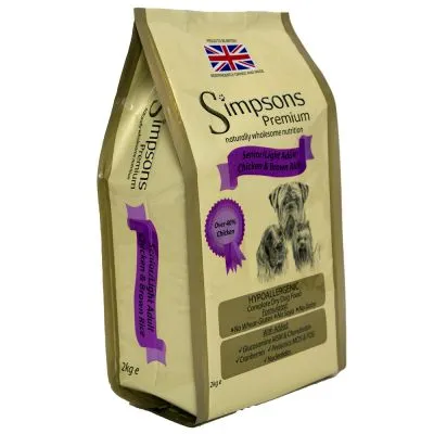 Simpsons Premium Senior/Light Adult Chicken & Brown Rice, oltre 40% pollo, ipoallergenico, alimento secco completo per cani, confezione da 2 kg. Bandiera britannica visibile.