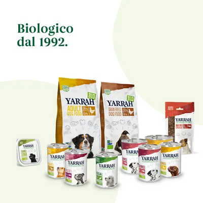 Varietà di alimenti Yarrah per cani e gatti: crocchette, paté, snack e lattine. Testo visibile: Biologico dal 1992. Sulle confezioni: Adult Dog Food, Grain Free Dog Food, Mini Snack.