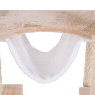 Hangmat van wit pluche bevestigd aan beige krabpaal met sisal touw, detailopname van het liggedeelte.