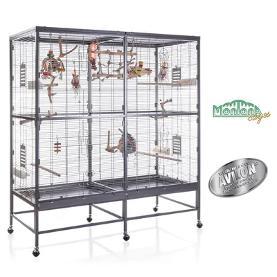 Jaula metálica grande para aves con ruedas, perchas y juguetes en el interior. Logotipos visibles: Montana Cages y Avilon powder coating.
