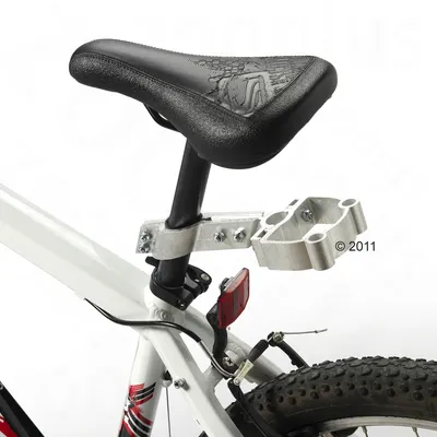 Fiets met zwart zadel en metalen bevestigingsbeugel aan de zadelpen, geschikt voor montage van accessoire. Reflector zichtbaar onder het zadel.