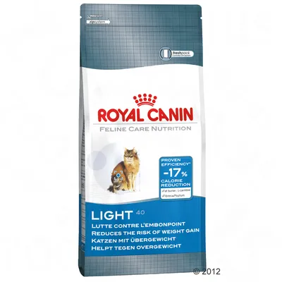 Royal Canin Feline Care Nutrition Light 40, reducción calórica -17 %, para gatos. Texto en inglés, francés, alemán y neerlandés visible en el envase.