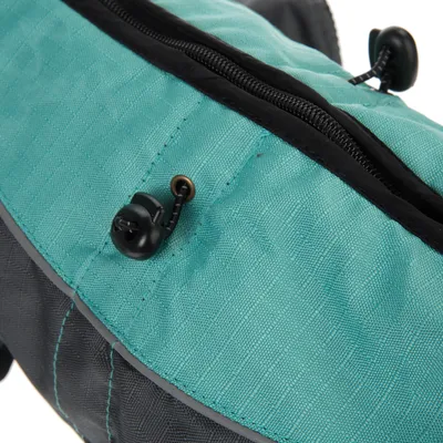 Vista dettagliata di una borsa turchese e nera con cerniera e cordoncino regolabile.