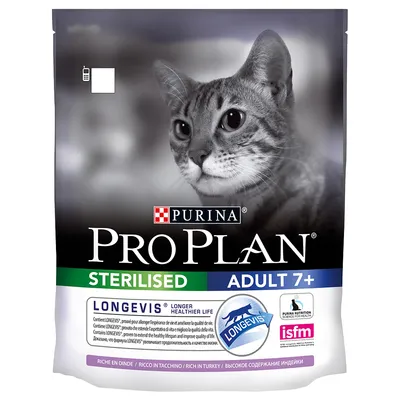 Опаковка Purina Pro Plan Sterilised Adult 7+ за котки, с текст: LONGEVIS, Rich in Turkey, ISFM, PURINA NUTRITION. Снимка на котка отпред.