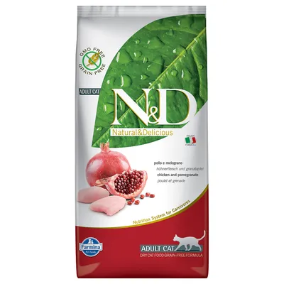 Confezione di crocchette per gatti adulti N&D Natural & Delicious Farmina, gusto pollo e melograno, senza OGM e cereali, bandiera italiana, scritta 'Nutrition System for Carnivores'.