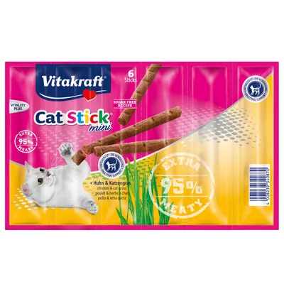 Vitakraft Cat Stick mini, 6 sticks. Ricetta senza zucchero, extra 95% meaty, pollo e erba gatta. Supporto digestivo visibile. Immagine di gatto e bastoncini sul fronte.