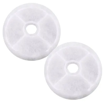 Dva kulaté bílé filtry s otvorem uprostřed, rozdělené na čtyři části. Materiál vypadá jako textil nebo vlákno.