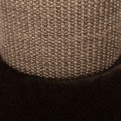 Detailný záber na hnedý sisalový materiál, vhodný na škrabadlá alebo podobné produkty.