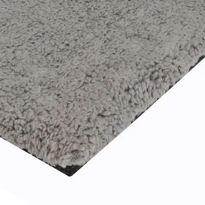 Graue, weiche Oberfläche aus Plüschmaterial, geeignet als Polster oder Unterlage. Detailansicht der Struktur und Dicke des Materials.