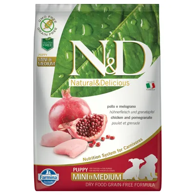 Farmina N&D Natural & Delicious Puppy Mini & Medium pollo e melograno, senza cereali, gluten free, formula italiana. Immagine di petto di pollo e melograno sul fronte della confezione.