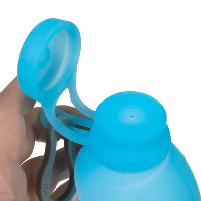 Blaues Silikonbehältnis mit aufklappbarem Deckel und Karabiner, geeignet für Flüssigkeiten. Detailansicht der Öffnung und Verschlussmechanismus.