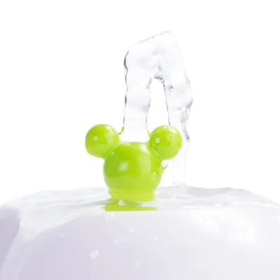 Grüner Wasserstrahlaufsatz in Form von Mickey-Maus-Ohren, Wasser fliesst heraus.