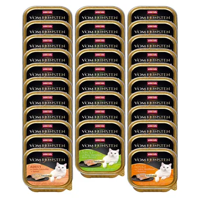 Várias embalagens de comida húmida para gatos animonda Vom Feinsten Adult, visíveis sabores: frango com espinafres, peito de frango com ervas e vaca com cenoura. Gato branco ilustrado nas embalagens.