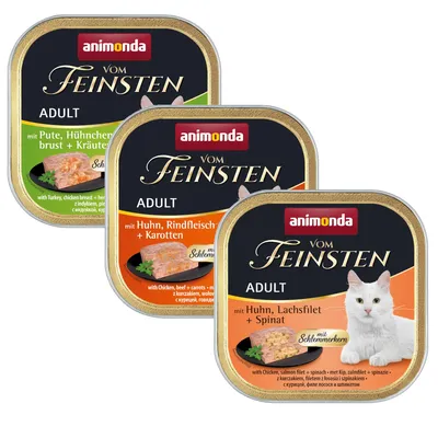 Tres bandejas de comida para gatos Animonda Vom Feinsten Adult: pavo, pechuga de pollo y hierbas; pollo, ternera y zanahorias; pollo, filete de salmón y espinaca. Texto en alemán e inglés.
