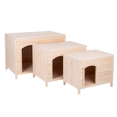 Drei Hundehütten aus hellem Holz in verschiedenen Grössen nebeneinander, rechteckige Form mit gewölbtem Eingang.