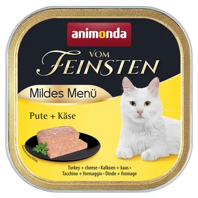 Animonda Vom Feinsten Mildes Menü индейка + сыр. Сервировочный вариант: кошачий корм на черной тарелке и изображение белой кошки.